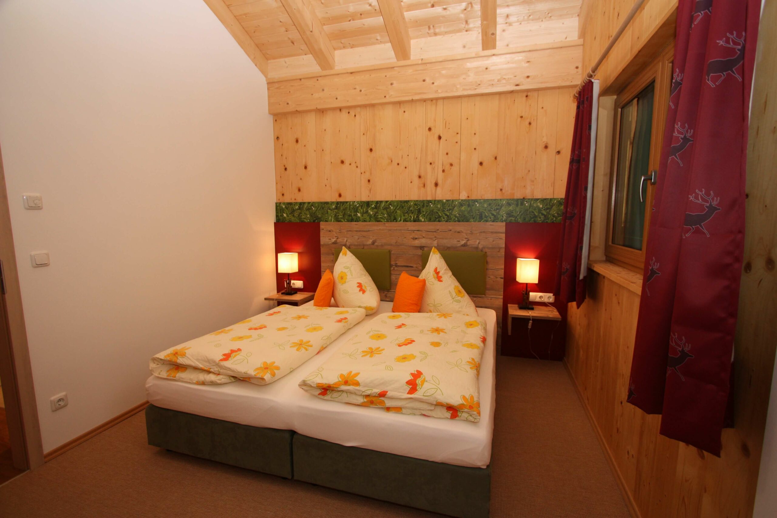 Schlafzimmer in der Ferienwohnung des Hotel Garni Almenrausch und Edelweiß in Garmisch-Patenkirchen