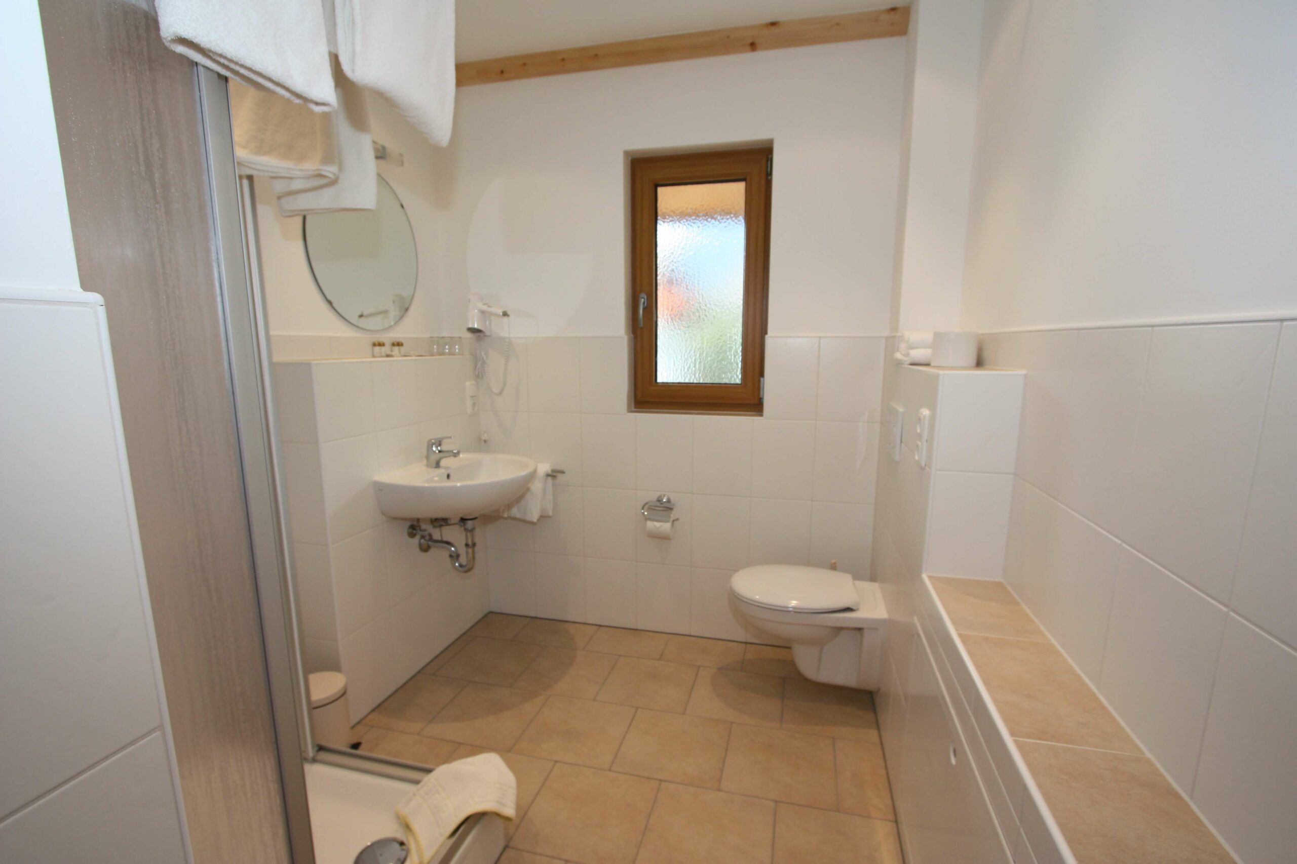 Badezimmer in der Ferienwohnung des Hotel Garni Almenrausch und Edelweiß in Garmisch-Patenkirchen