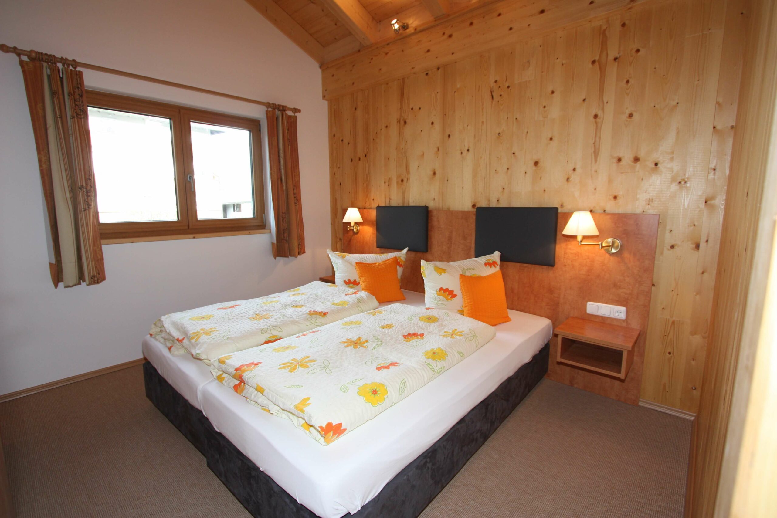 Schlafzimmer in der Ferienwohnung des Hotel Garni Almenrausch und Edelweiß in Garmisch-Patenkirchen