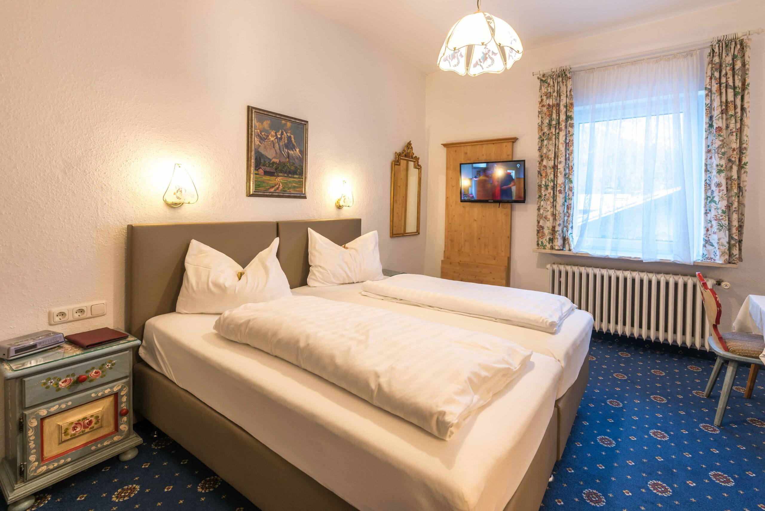 Gemütliches Zimmer im Hotel Garni Almenrausch und Edelweiß in Garmisch-Patenkirchen