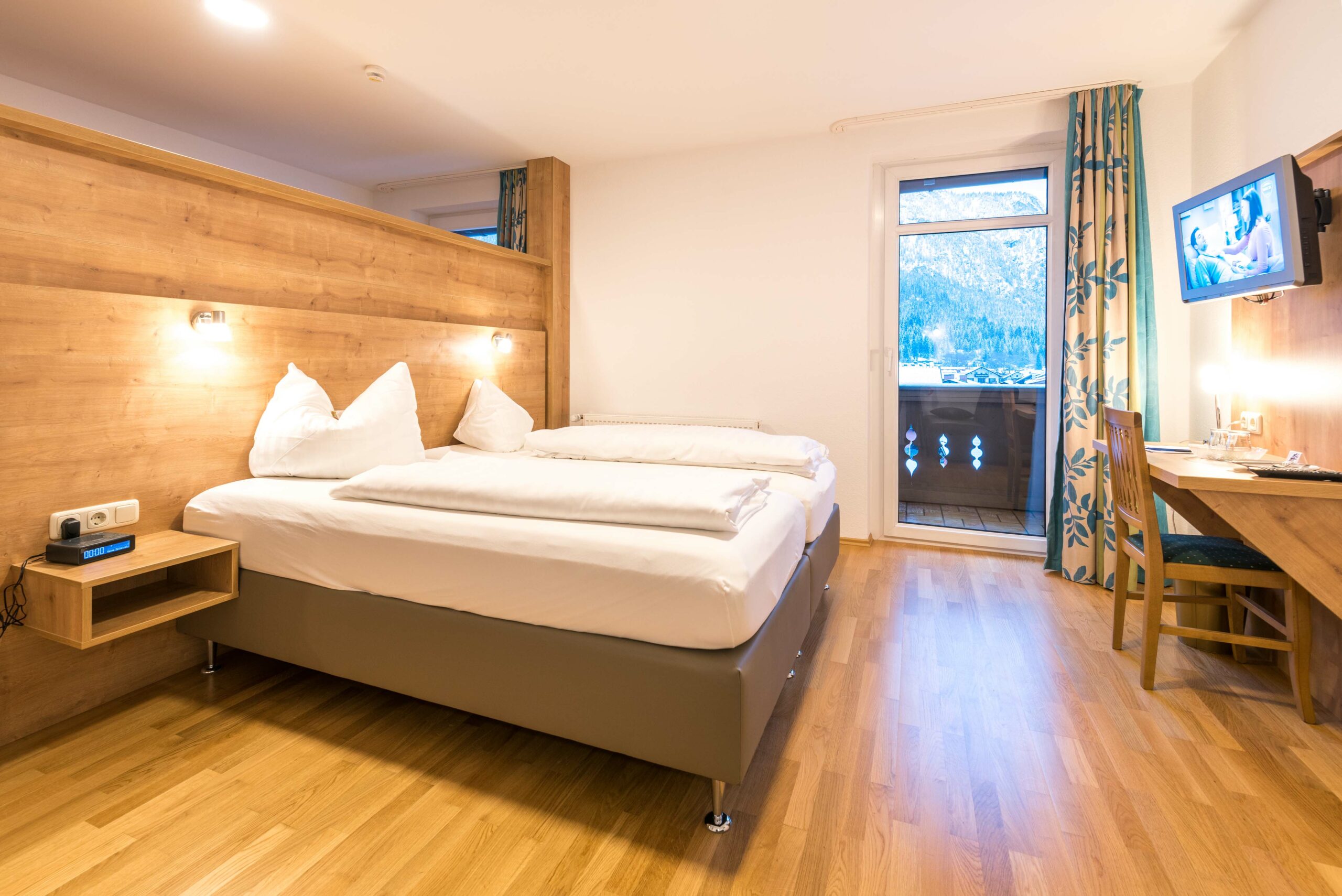 Gemütliches, modernes Zimmer im Hotel Garni Almenrausch und Edelweiß in Garmisch-Patenkirchen
